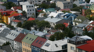 Über den Dächern von Reykjavik